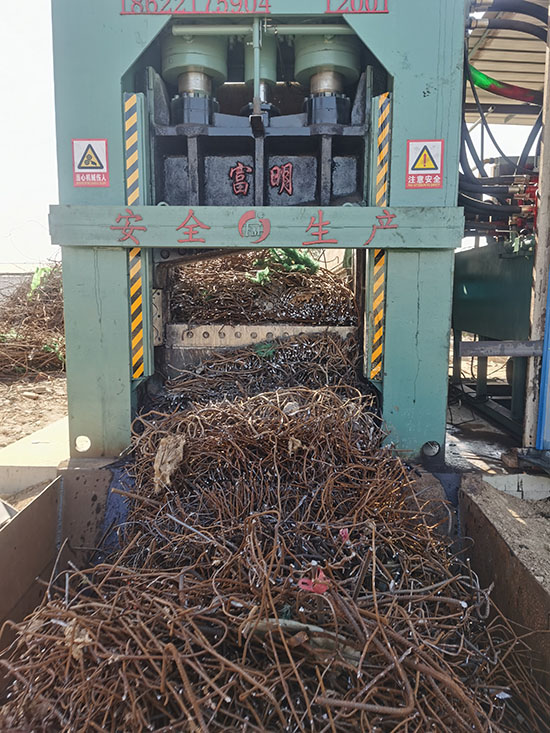 金屬破碎機,鋼筋切粒機,非金屬打包機,廢鋼抓鋼機,龍門式廢鋼剪切機.jpg