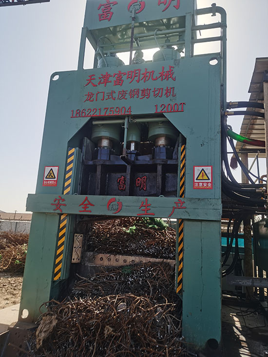 金屬破碎機,鋼筋切粒機,非金屬打包機,廢鋼抓鋼機,龍門式廢鋼剪切機.jpg