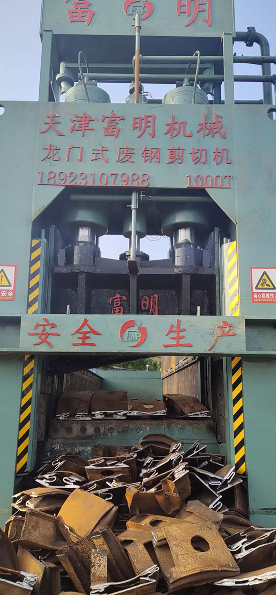 金屬破碎機,鋼筋切粒機,非金屬打包機,廢鋼抓鋼機,龍門式廢鋼剪切機.jpg