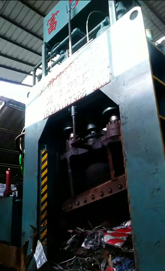 金屬破碎機,鋼筋切粒機,非金屬打包機,廢鋼抓鋼機,龍門式廢鋼剪切機.jpg